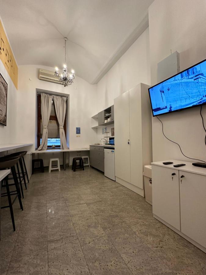 Hostel Opera ลูบลิยานา ภายนอก รูปภาพ